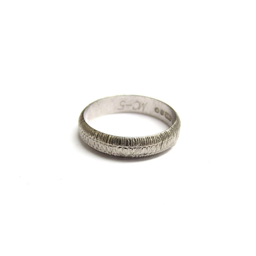 9190 - A 9ct white gold band with concentric circle design. Size L, 1.9g