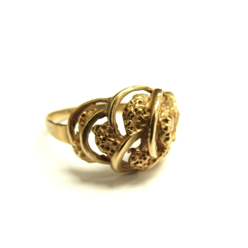 9136 - A 9ct gold basket ring. Size V/W, 4.7g