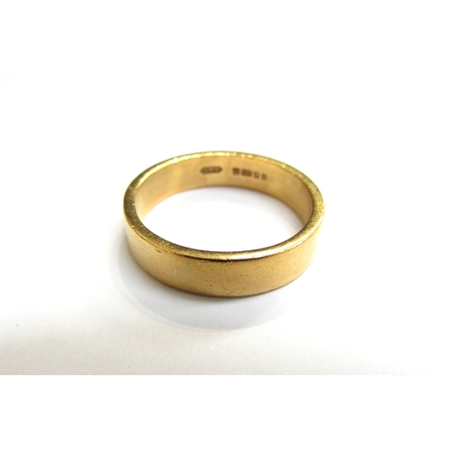 9091 - A 22ct gold band. Size U, 8.3g