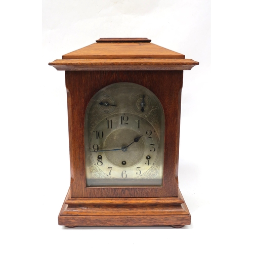 8061 - An early 20th Century oak cased striking and chiming, silvered arch dial with Arabic chapter ring pl... 