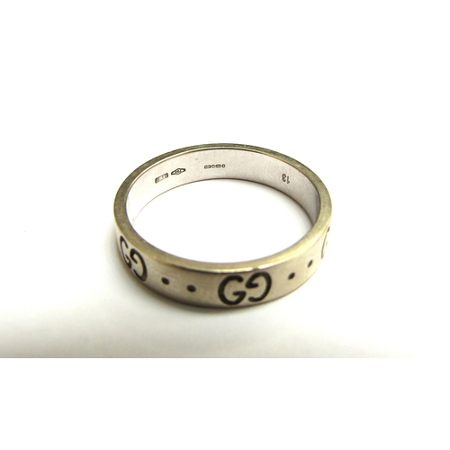 9041 - A Gucci 18ct gold white band with logo. Size M, 3.5g