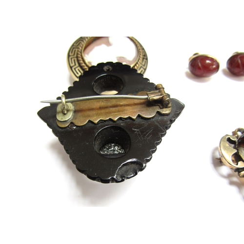 9453 - A Victorian jet brooch, a coral brooch, oval agate brooch and a jet bead brooch with gold clasp etc