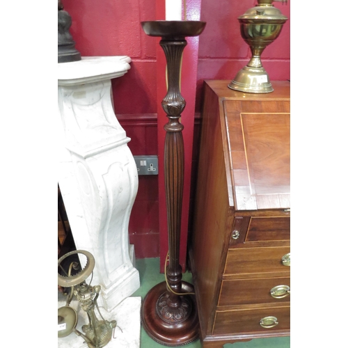 4155 - A Georgian style mahogany lamp standard with turned and reeded/carved decoration on a circular base ... 