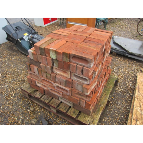 3303 - A pallet of soft red bricks, approx. 300