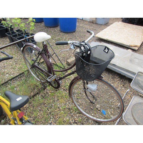 3319 - A vintage Raleigh ladies bicycle, burgundy frame        (E) £10-20