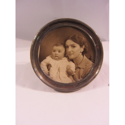 4353 - A silver photograph frame of circular form, 13.5cm diameter, Birmingham 1905