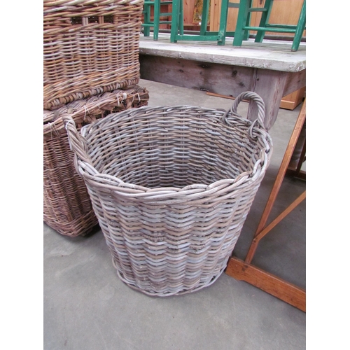 2368 - A large wicker log basket   (R)  £30