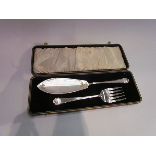 4400 - A quantity of cutlery including cased carving and fish serving examples