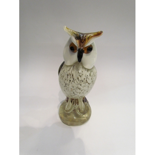 4404 - A large art glass owl, 22cm tall