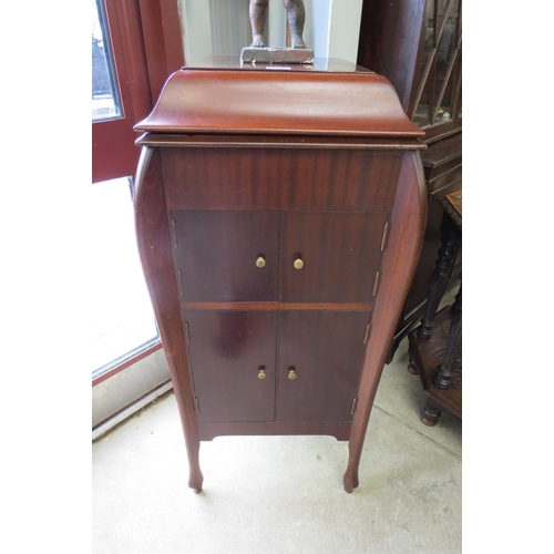 2136 - A gramophone music cabinet     (R)  £20