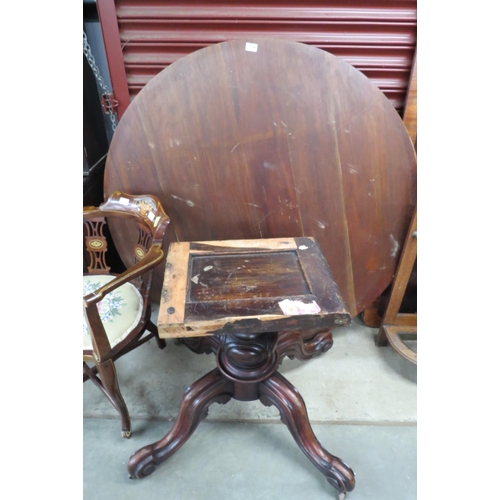 2140 - A Victorian mahogany breakfast table with an extra leaf top.