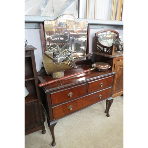 2152 - A 1930's mahogany dressing chest