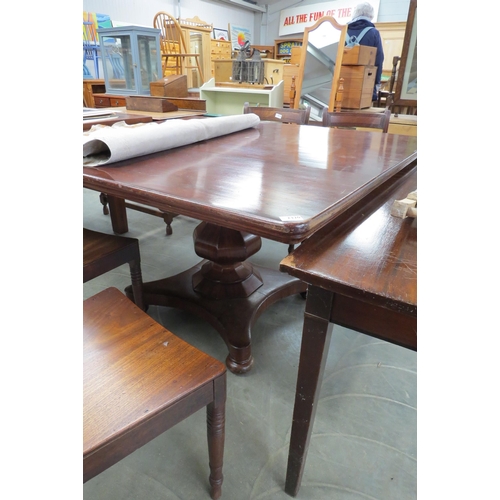 2320 - A Victorian mahogany dining table with 4'sq top on single tulip turned base    (R)  £30