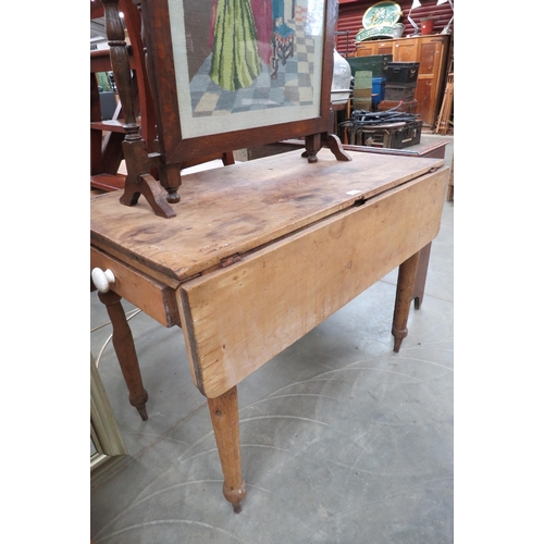 2331 - A 19th Century pine Pembroke table a/f