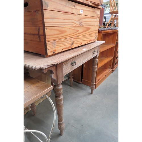 2336 - A Victorian pitch pine side table    (R)  £30