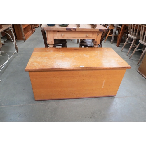 2355 - A light oak blanket box   (R)  £10