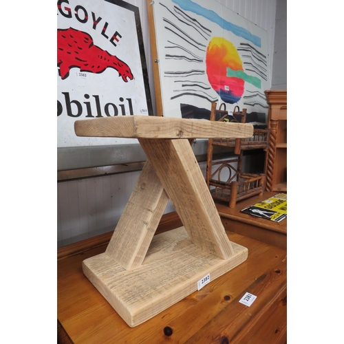 2382 - A pine display stand