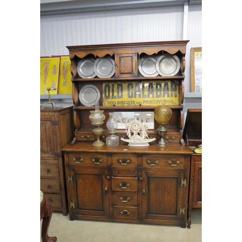 2284 - A Georgian style oak dresser