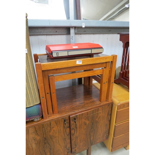 2489 - A nest of retro glass tables    (E)  £8-12