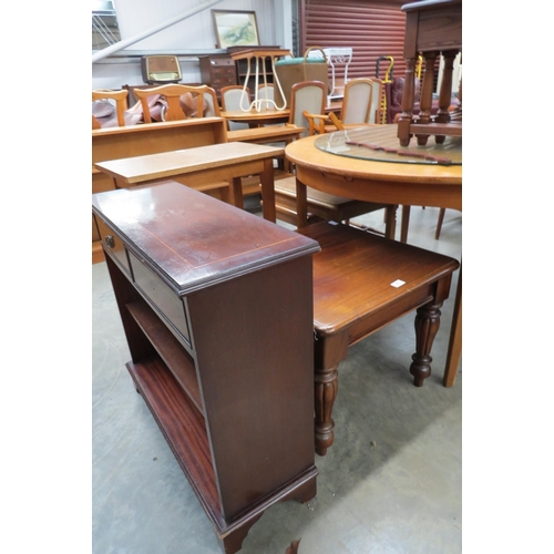 2511 - A mahogany square coffee table, raised upon melon-fluted baluster legs and bookcase (2)