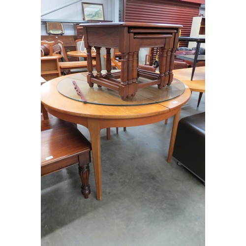 2515 - A teak circular extending dining table