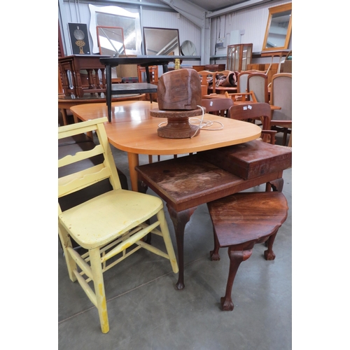 2519 - A mixed lot including a carved cake stand, oak side tables (6)