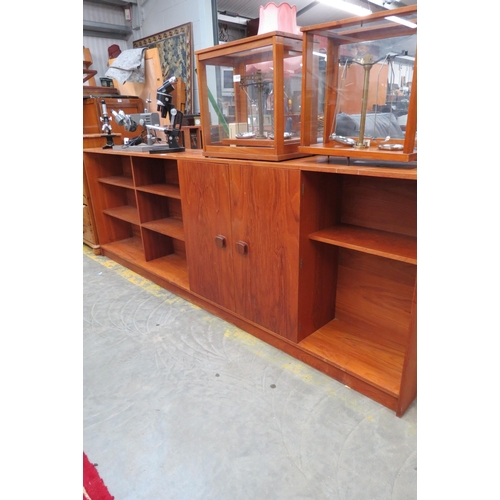 2530 - A 1970's teak bookcase