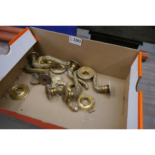 2303 - A box of brass handles