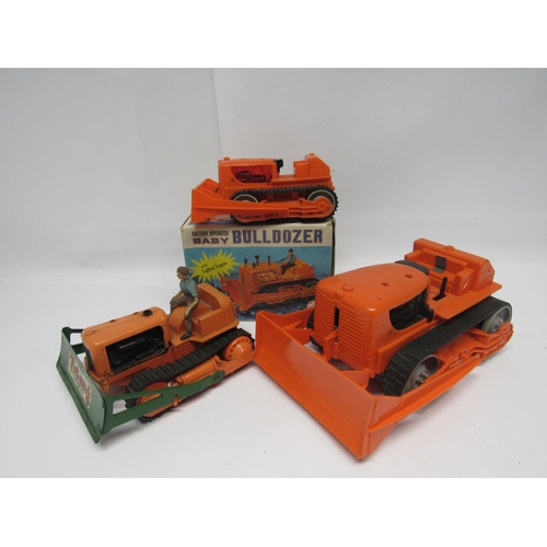 7159 - A boxed Marx battery operated plastic Baby Bulldozer, together with a larger unboxed Marx example an... 