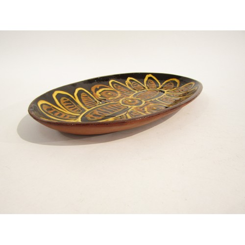 7096 - GLENYS BARTON (b.1944) A very early slipware oval dish with floral design. Signed underneath and dat... 