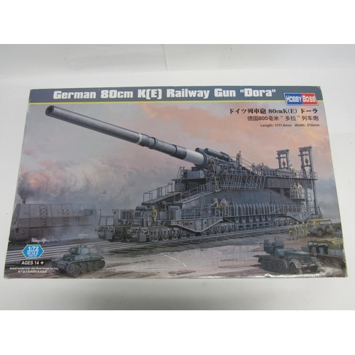 7350 - A Hobby Boss 1:72 scale military plastic model kit German 80cm K(E) Railway Gun 