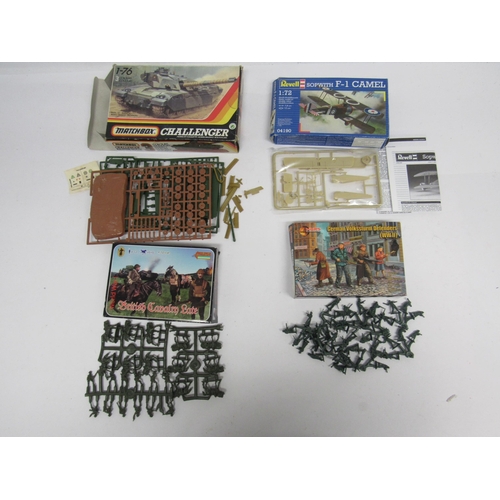 7347 - Nineteen assorted military plastic model kits and figures to include Airfix A06361 1:32 scale 17 Pou... 