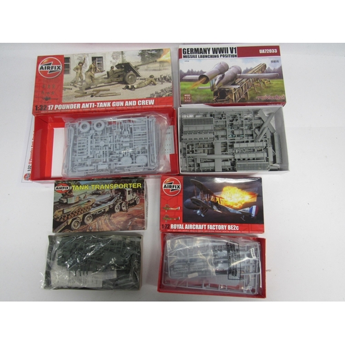 7347 - Nineteen assorted military plastic model kits and figures to include Airfix A06361 1:32 scale 17 Pou... 