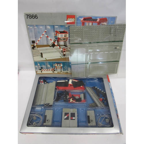 7044 - A collection of boxed 1980s Lego railway sets and accessories to include 7866 level crossing, 7864 1... 