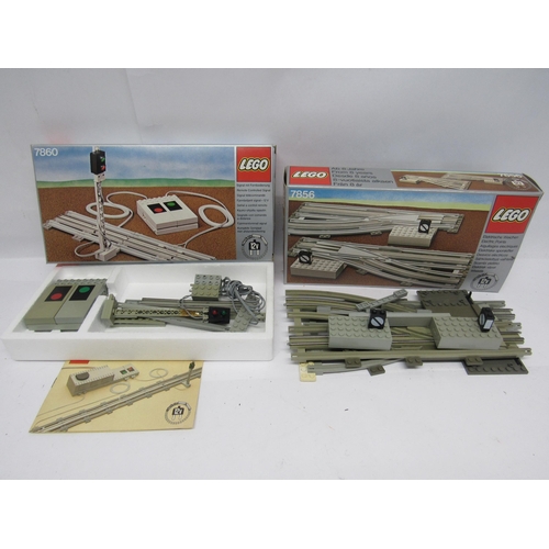 7044 - A collection of boxed 1980s Lego railway sets and accessories to include 7866 level crossing, 7864 1... 