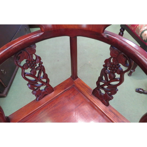 4004 - A Chinese elm corner chair with carved splat supports  (R)  £25