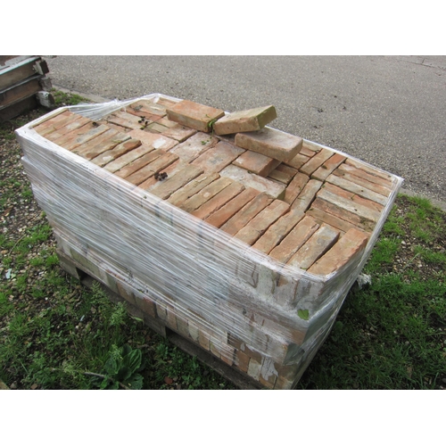 6119 - A pallet of approx 350 floor bricks