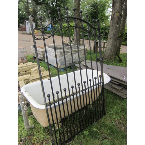 6122 - A painted steel ball top side gate, 42.5