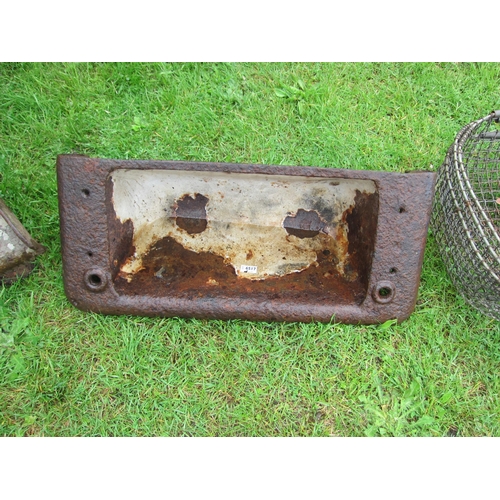 6517 - A cast iron trough     (R) £25