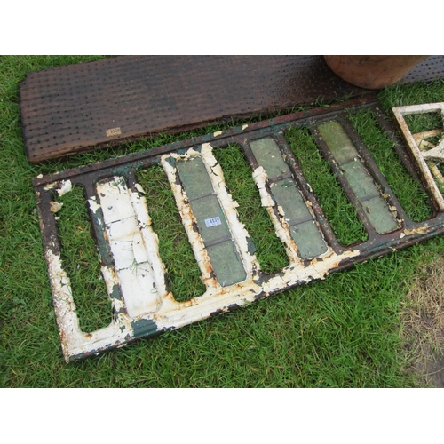 6529 - A cast iron and glazed vent    (R) £0