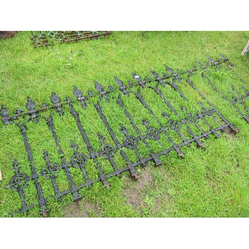 6534 - A length of Gothic shaped spike-top railing, 36