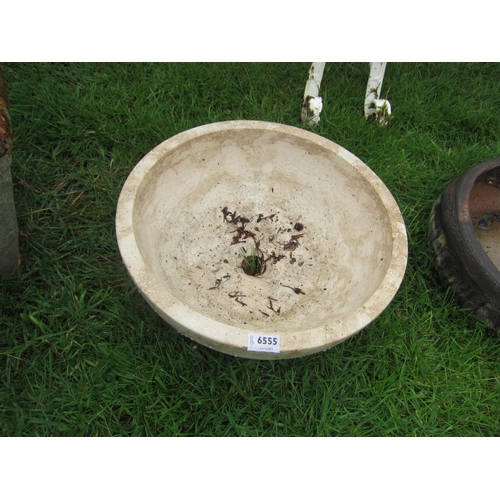 6555 - A circular marble sink, 17