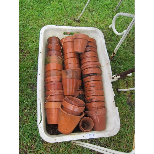 6570 - A tray of terracotta pots