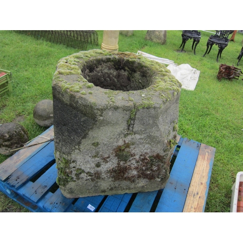 6571 - An 18th Century weathered well head    (R) £400