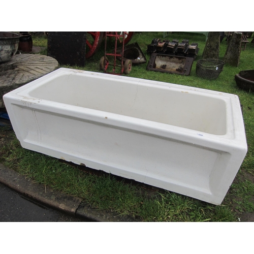 6582 - A large glazed bath, 68