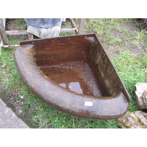 6586 - A cast iron corner trough