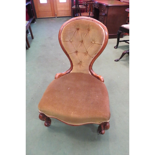 4015 - A mid-Victorian walnut button spoon backrest chair with slim waist over a serpentine front seat over... 