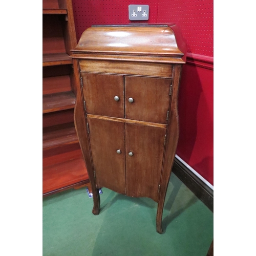 4039 - A His Masters Voice gramophone in cabinet