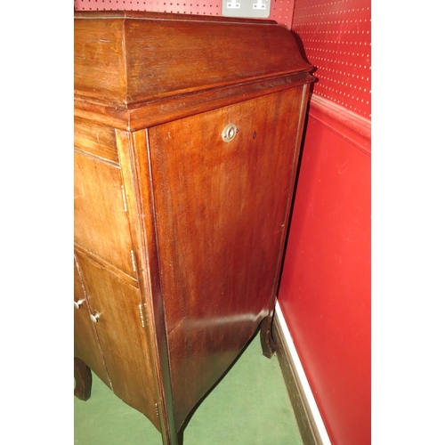 4039 - A His Masters Voice gramophone in cabinet