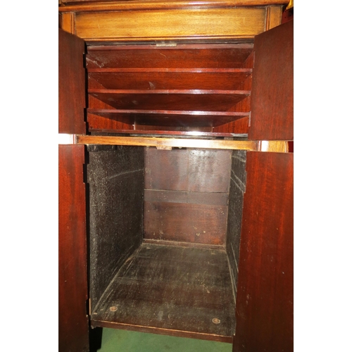 4039 - A His Masters Voice gramophone in cabinet